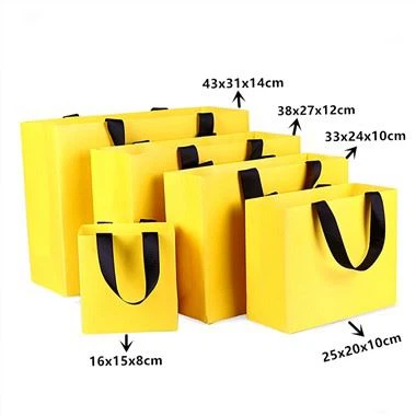 Petits sacs de transport en papier pour faire du shopping